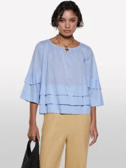 Blusa azzurra con balze