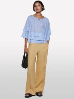 Blusa azzurra con balze