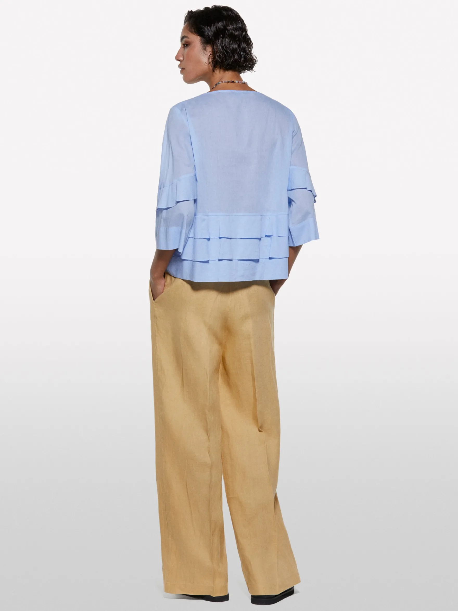 Blusa azzurra con balze