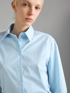 Camicia a righe con laccetti