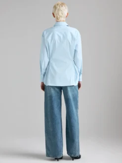 Camicia a righe con laccetti