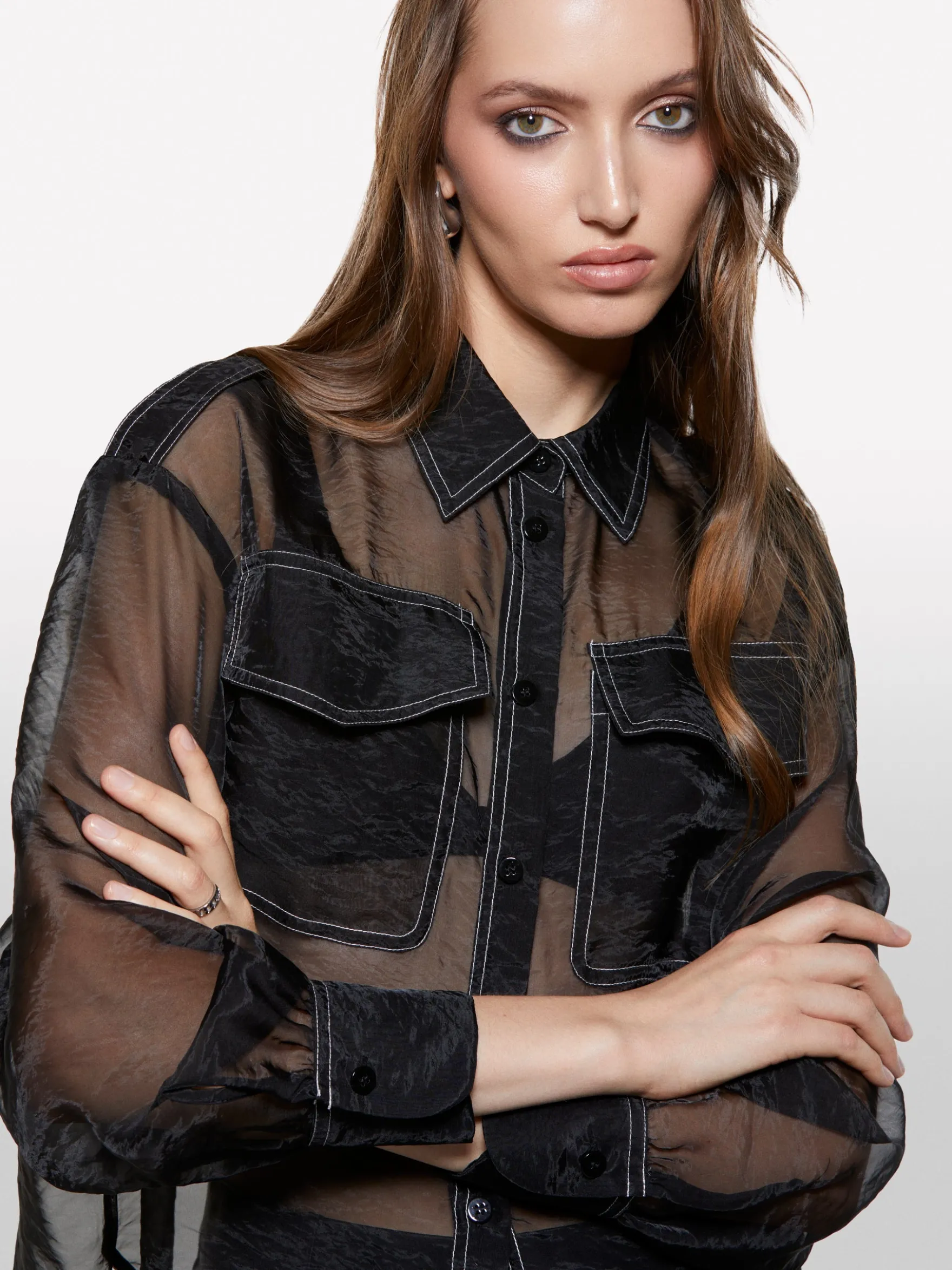 Camicia nera trasparente con tasconi