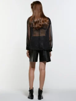 Camicia nera trasparente con tasconi