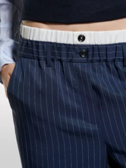Pantaloni blu scuro a righe con boxer