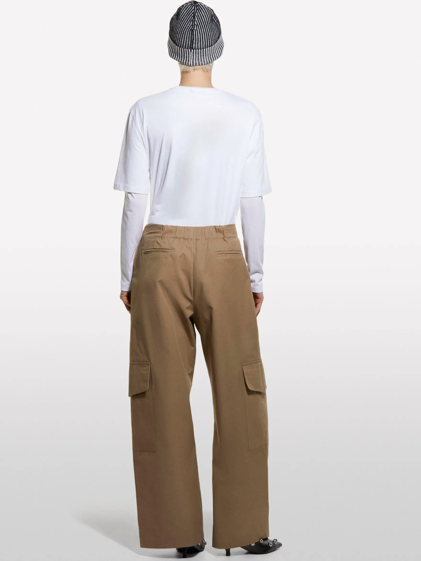 Pantaloni cargo beige con pieghe