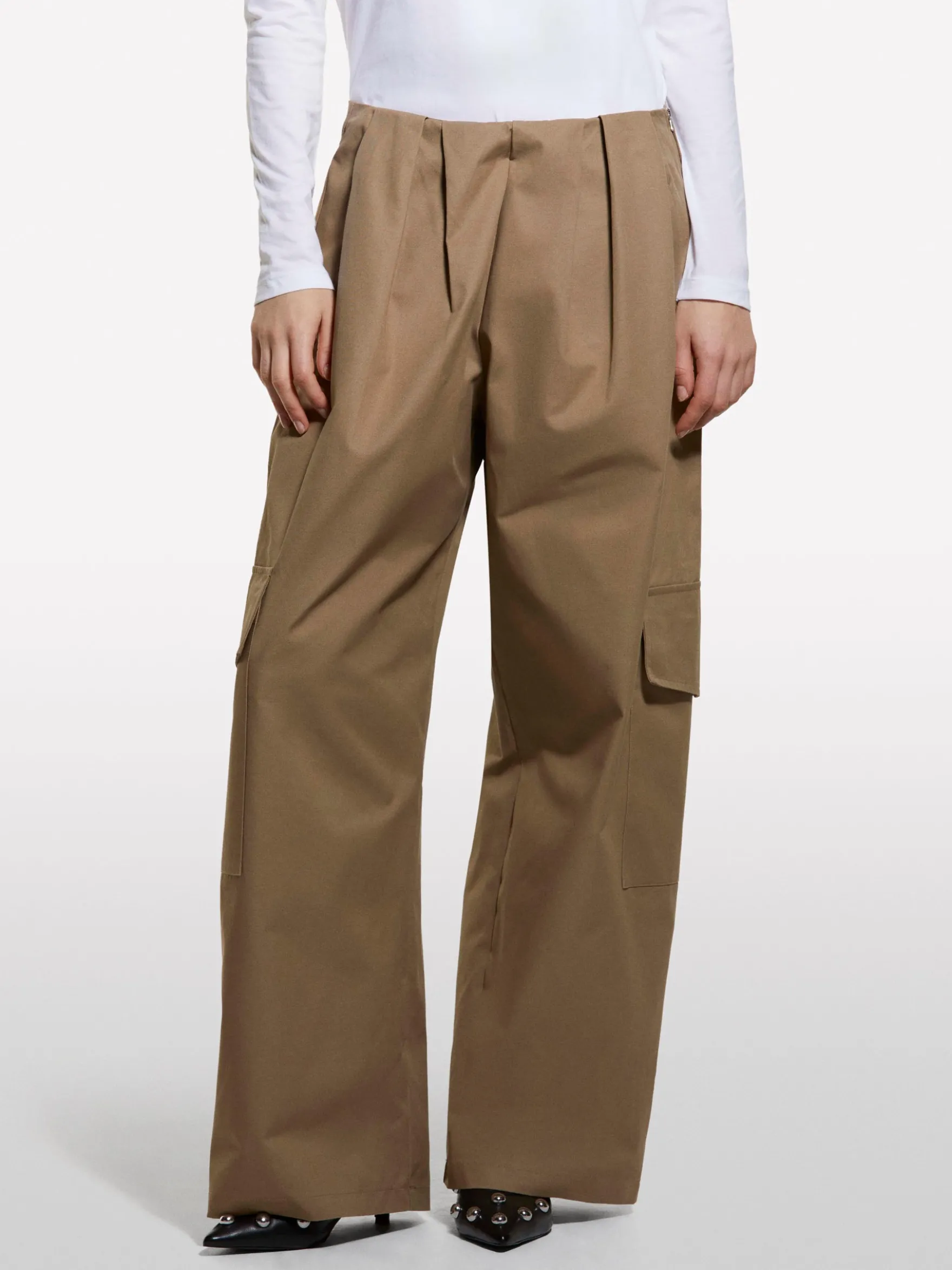 Pantaloni cargo beige con pieghe