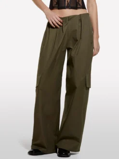 Pantaloni cargo verde militare con pieghe