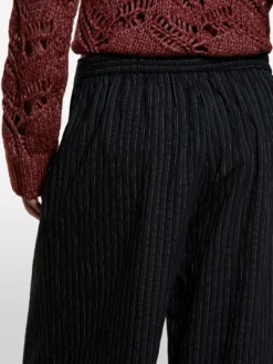 Pantaloni neri rigati
