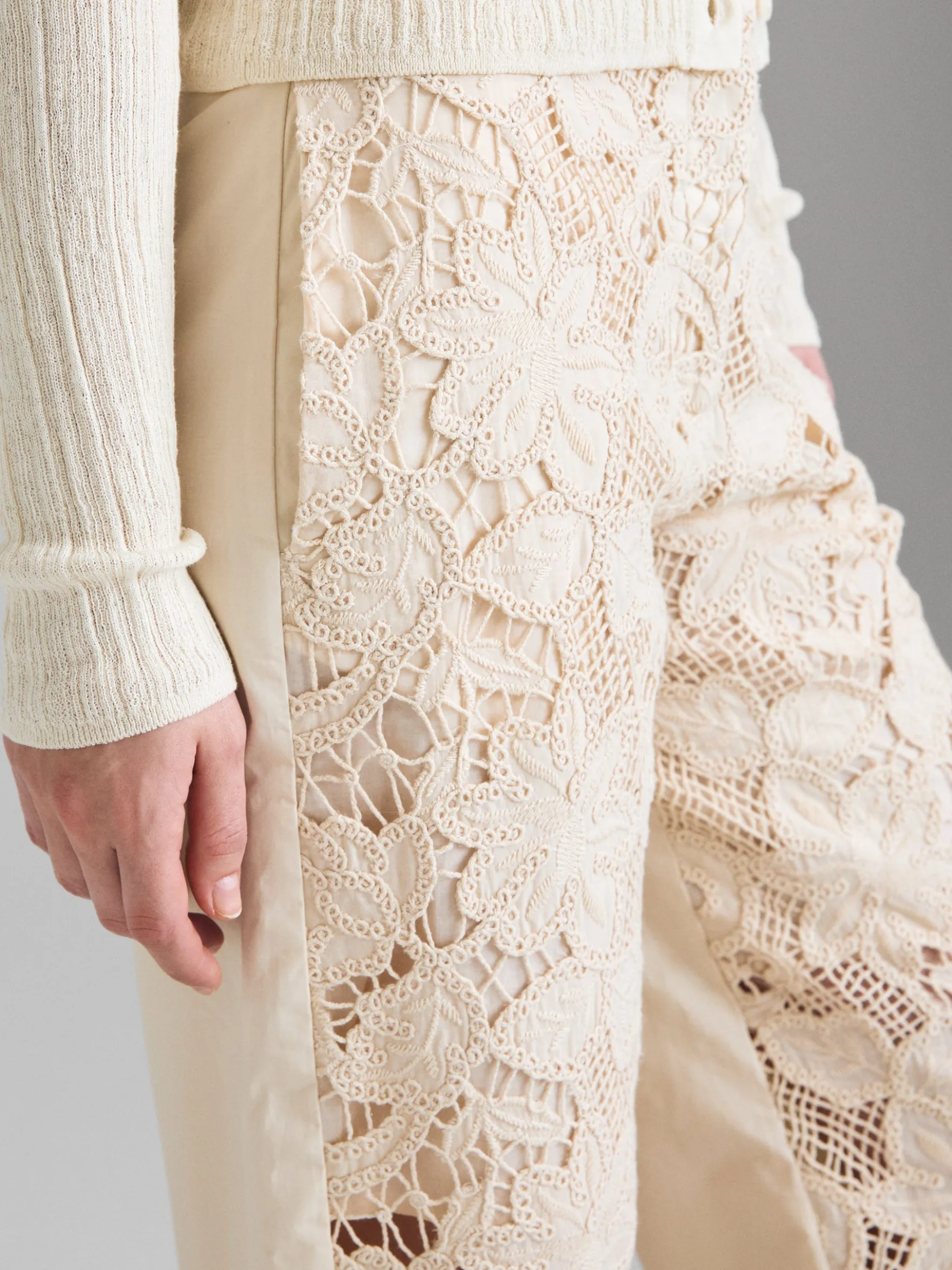 Pantaloni ricamati