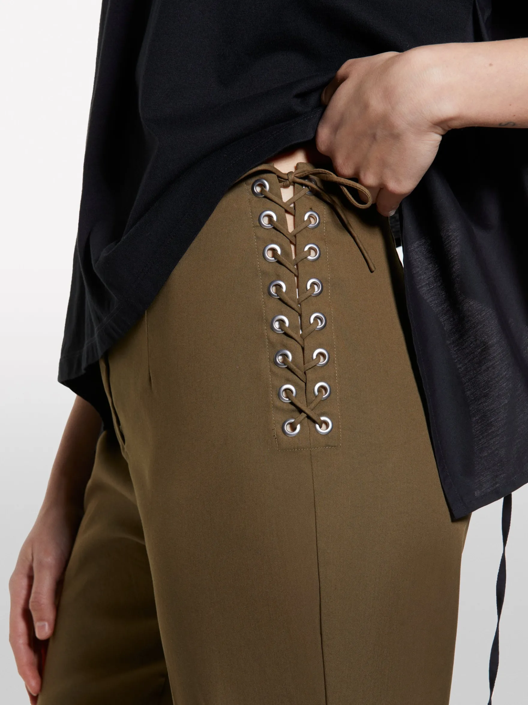 Pantaloni verde militare con laccetti
