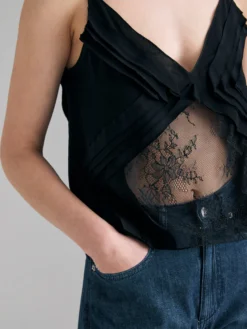 Top con pizzo