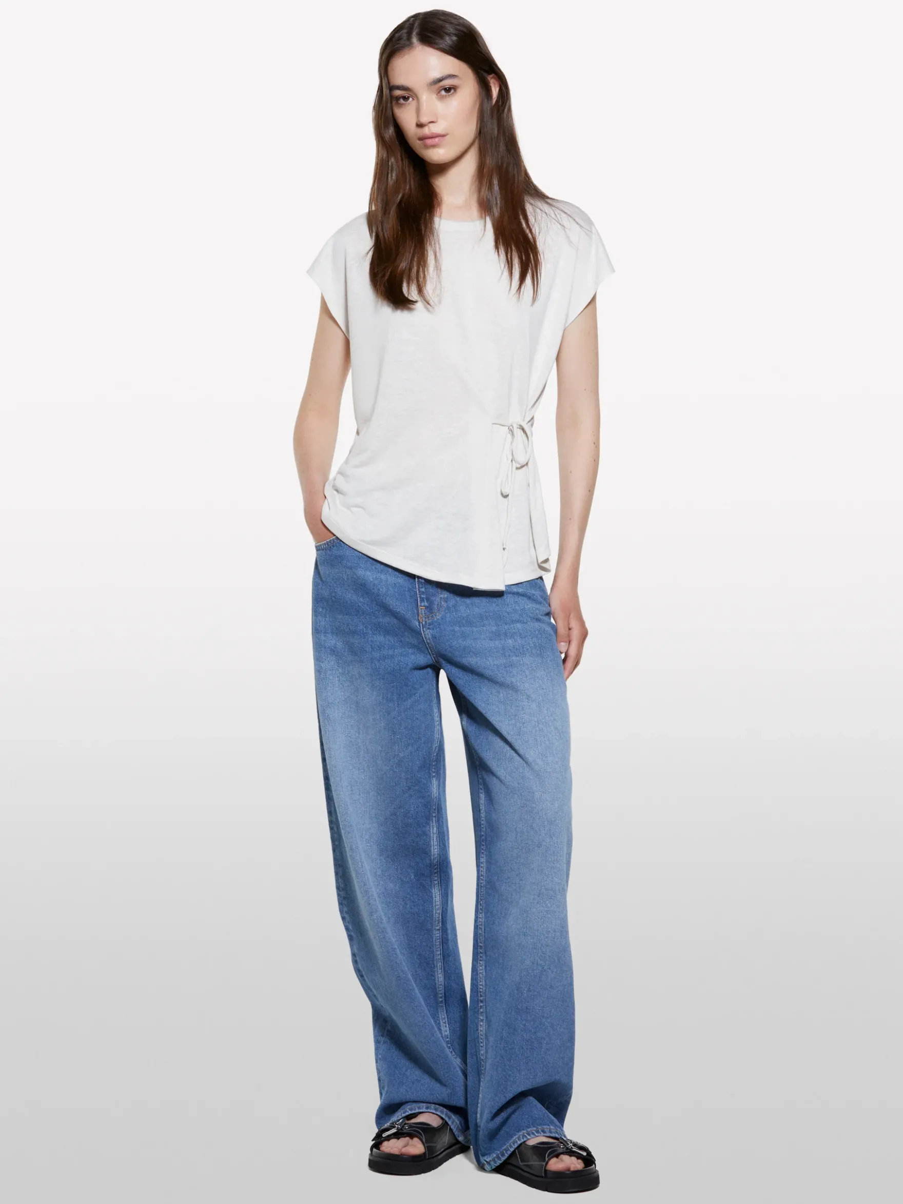 T-shirt bianca con laccetti