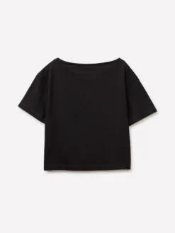 T-shirt cropped con scollo a barca