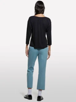 T-shirt nera con arriccio