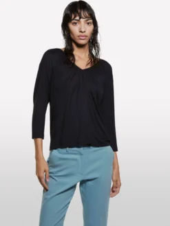 T-shirt nera con arriccio