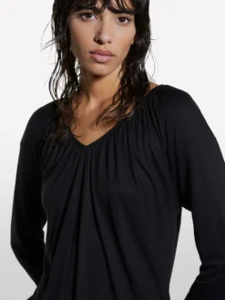 T-shirt nera con arriccio