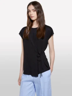 T-shirt nera con laccetti