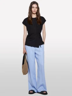 T-shirt nera con laccetti
