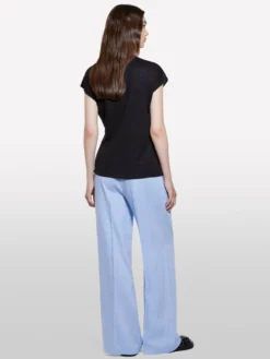 T-shirt nera con laccetti