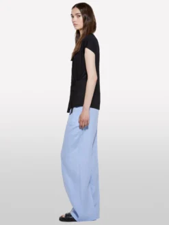 T-shirt nera con laccetti