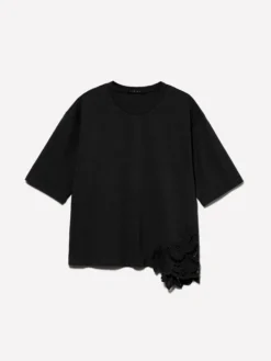 T-shirt nera con ricamo asimmetrico