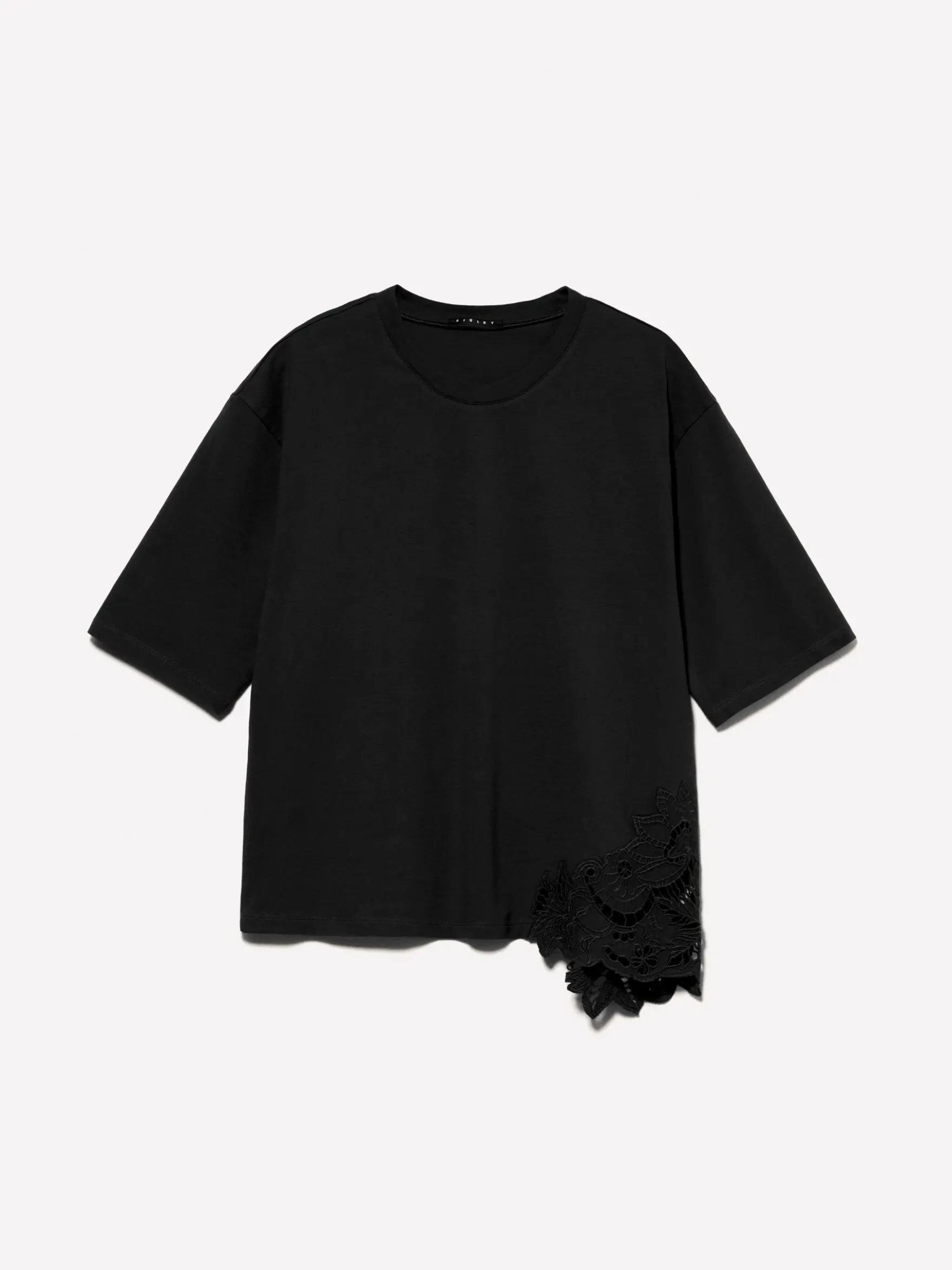 T-shirt nera con ricamo asimmetrico