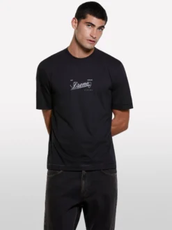T-shirt nera con stampa
