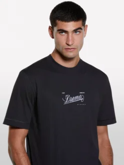T-shirt nera con stampa
